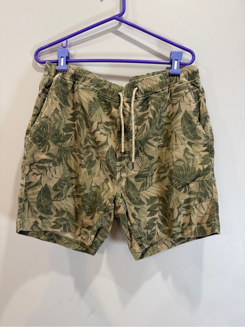Faherty Olive Leaf-Print Drawstring Athletic Shorts